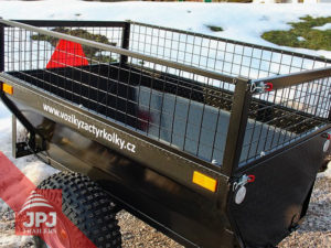 Raised sideboard for atv trailer farmer